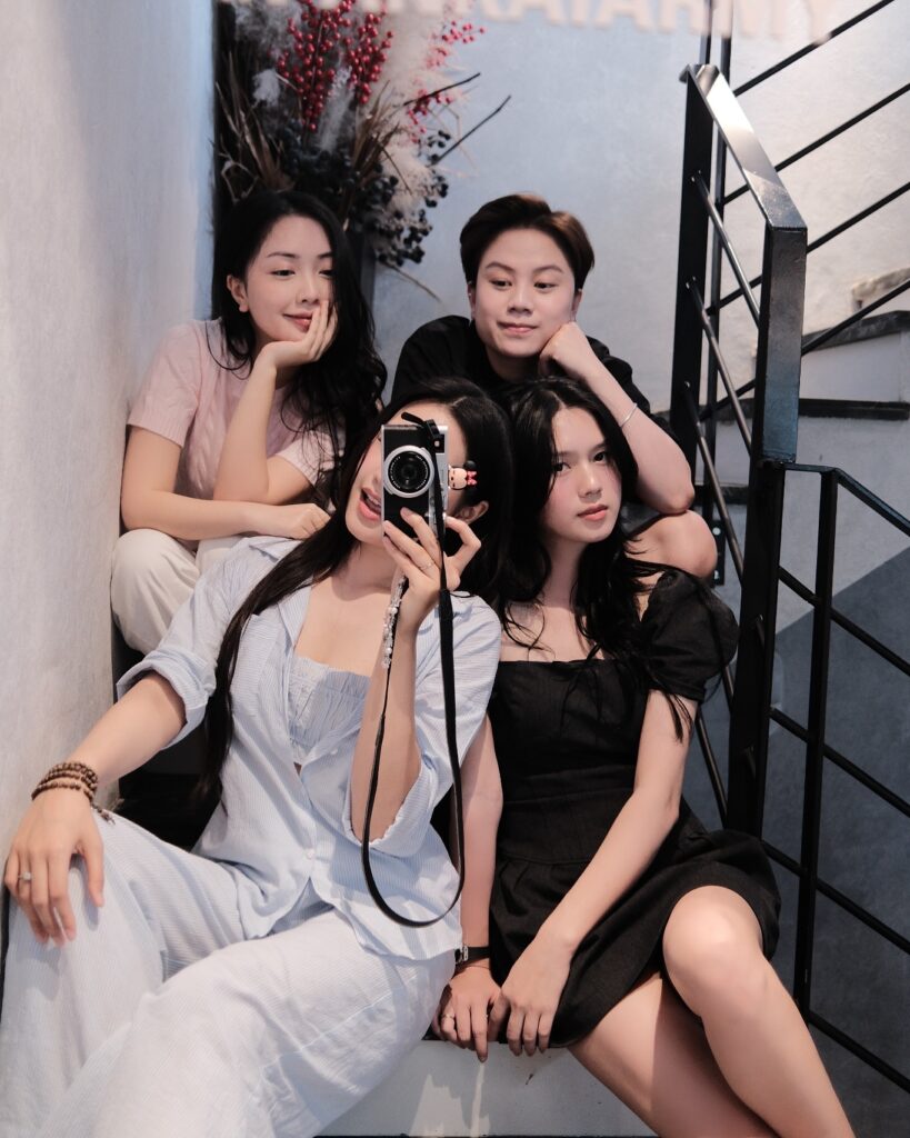 Hai Nàng WAGs